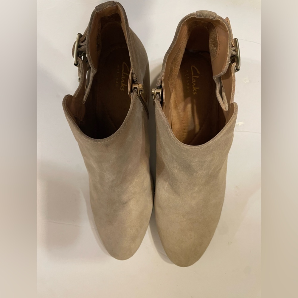 Clarks Artisan Tan Suede Ankle Boots Booties Size 9 1/2 M - Picture 9 of 11